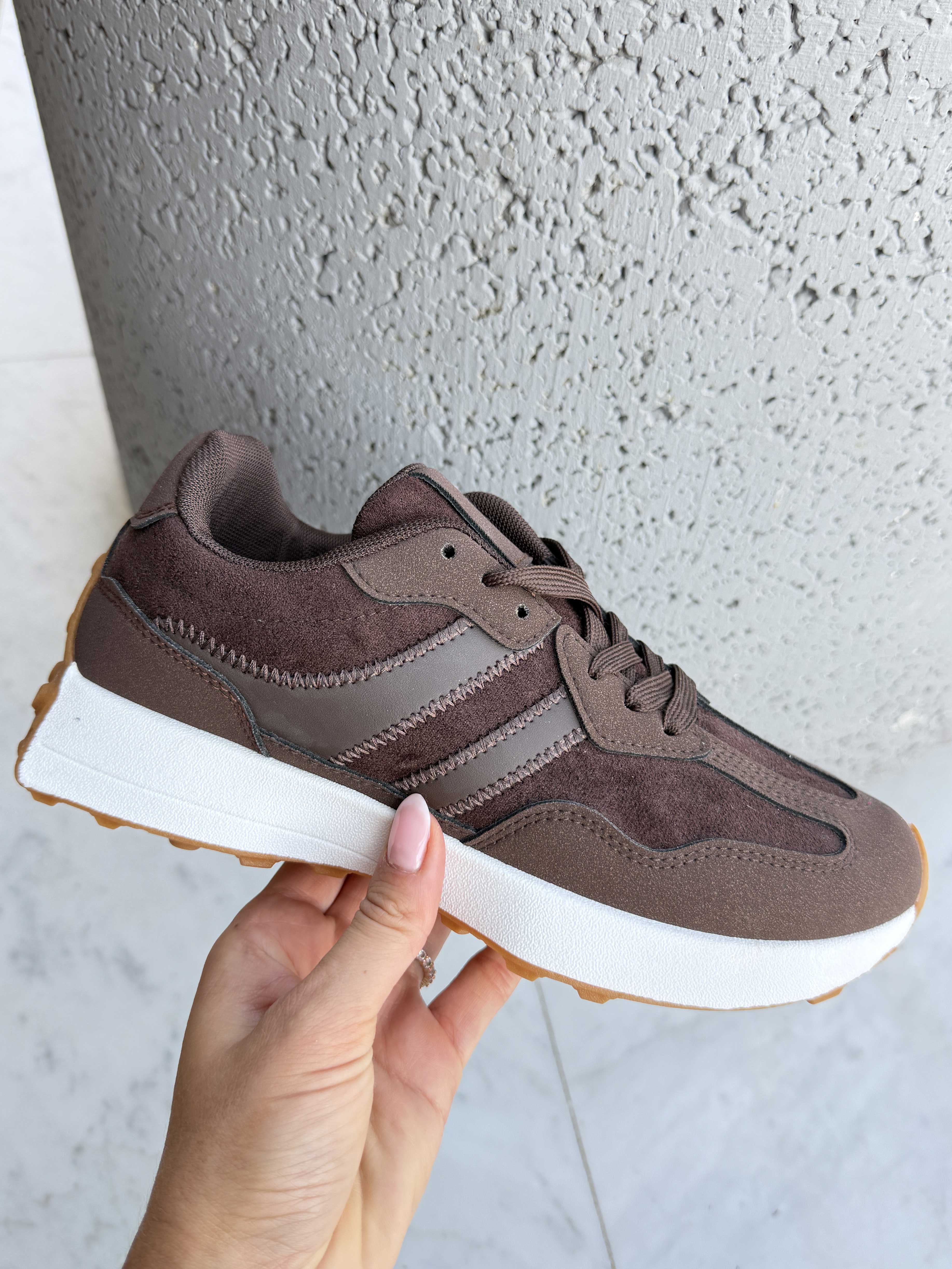 Elva – Sneakers med mocka-look och vit sula
